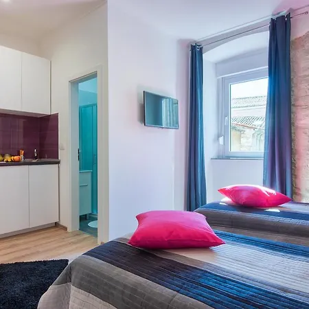 Top Center Rooms & Studio-2