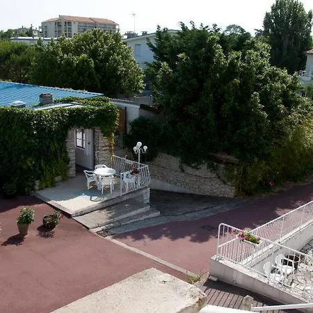 Le Pavillon Bleu Hotel Restaurant-3