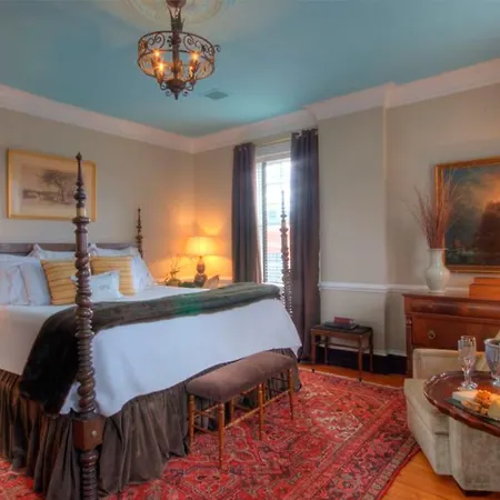 Inn At Court Square-3