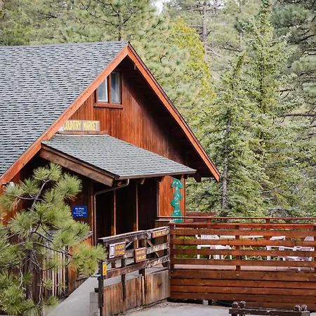 Idyllwild Camping Resort Cabin-3
