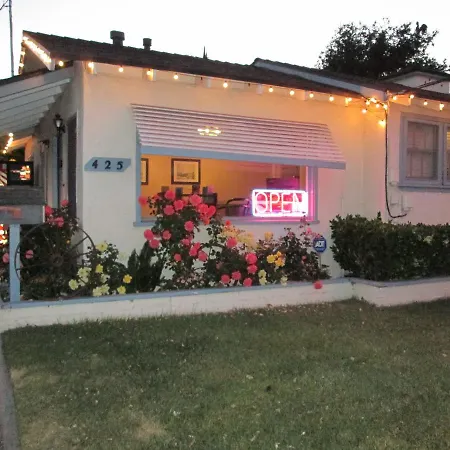 Farmhouse Motel-3