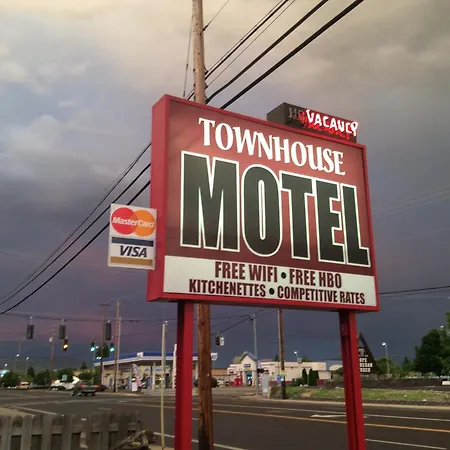 Townhouse Inn & Suites-3