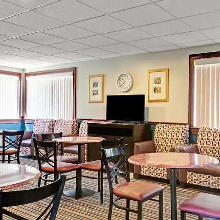 Super 8 By Wyndham Newark De-3