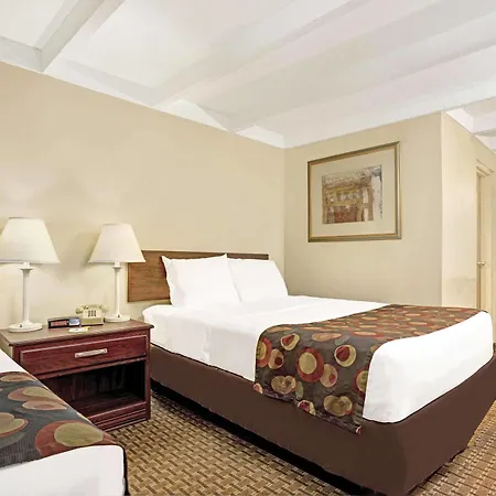 Days Inn By Wyndham Bloomington West-3