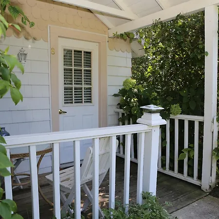 Martha'S Vineyard B & B-2