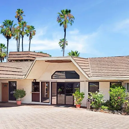 Super 8 By Wyndham Long Beach-3