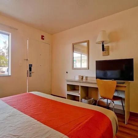 Travelodge By Wyndham Pompano Beach-2