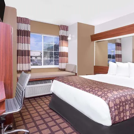 Microtel Inn & Suites By Wyndham Green Bay-2