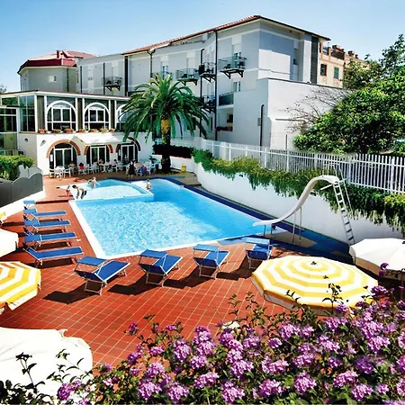 Hotel Riviera 3 Stelle con piscina estiva gratuita e garage a pagamento-3