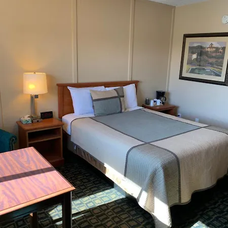 Townhouse Inn & Suites-2