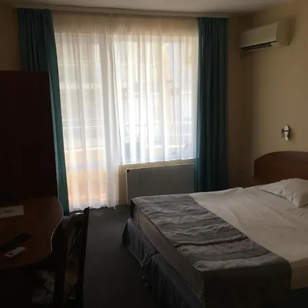 Family Hotel Lazuren Briag-3