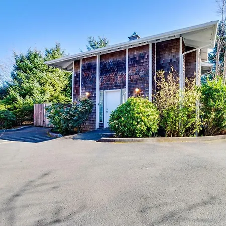 Cozy Cannon Beach Condo-3
