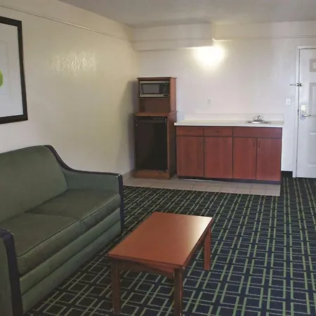 La Quinta Inn & Suites Tulsa-3