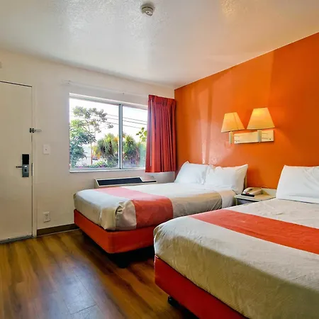 Travelodge By Wyndham Pompano Beach-3