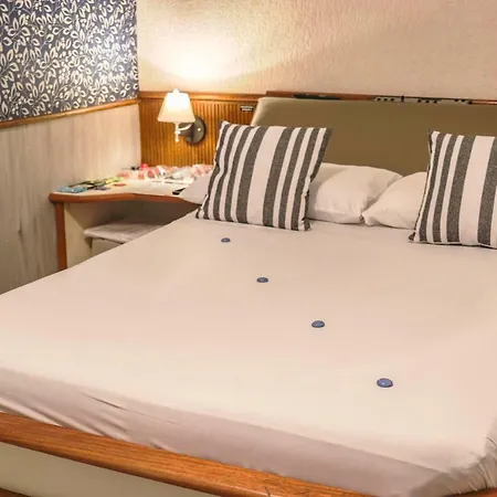 Motel Shampoo (Adults Only)-3