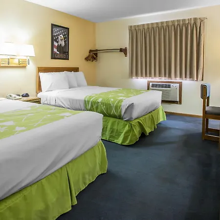 Econo Lodge Inn & Suites Dubuque-3