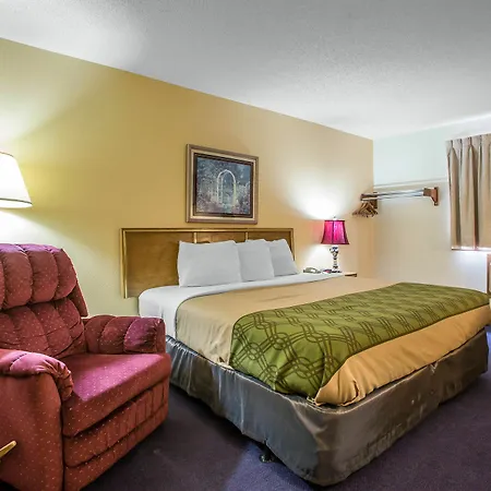 Econo Lodge Inn & Suites Dubuque-2