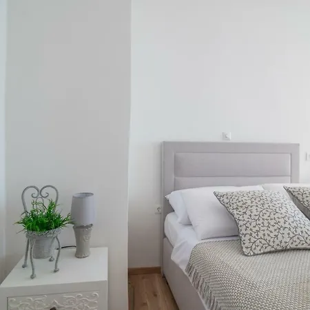 Leona Deluxe Apartments-3