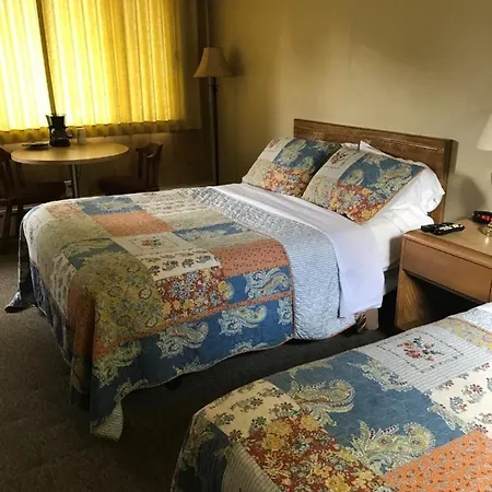 Royal Motel-3