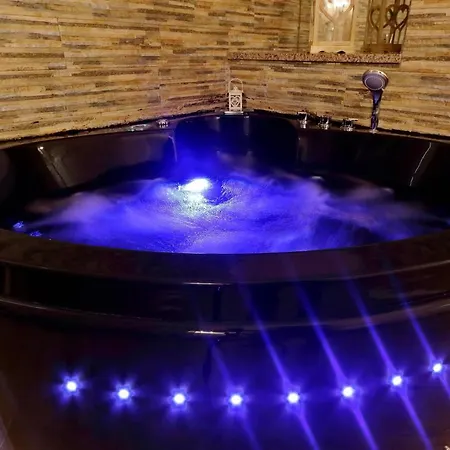 Deluxe Rooms And One Chilling Jacuzzi Suite Guesthouse-3