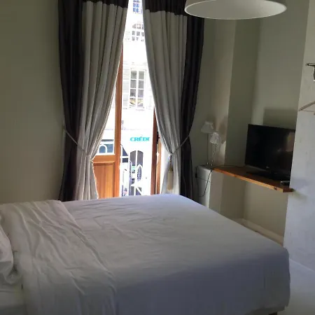 Room With A Vue-3