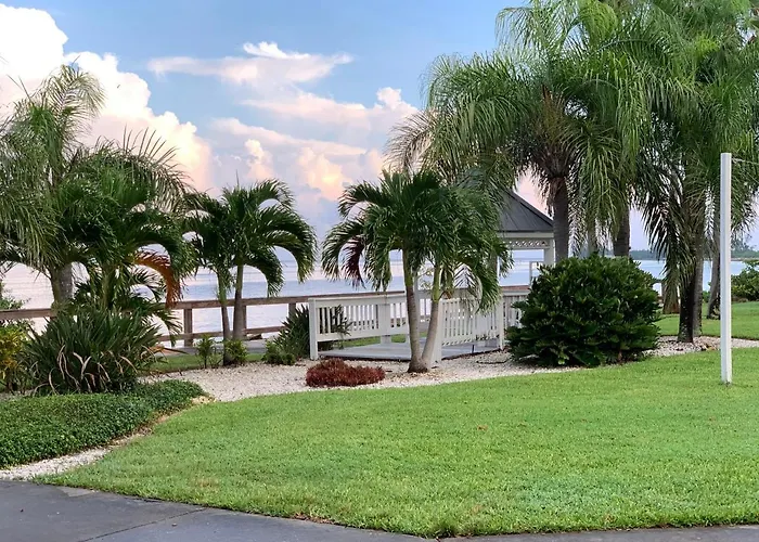 Resort Condo, Private Beach, Balcony With Water Views Bayside Retreat Ruskin
