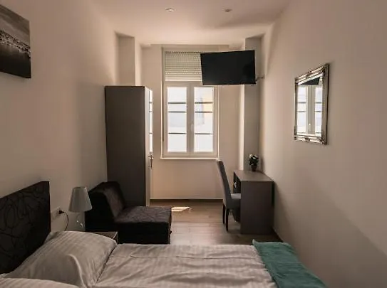 Rirooms