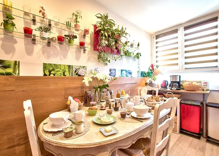 ! A découvrir ! NATURALBNB - Chambres d'hôtes zen au calme - Top confort et reposant - PARKING GRATUIT SECURISE - Garage vélos et motos - OFFERT COPIEUX PETIT DEJEUNER fait maison sucré-salé, local et bio - Accueil et convivialité garantis ! Villeurb