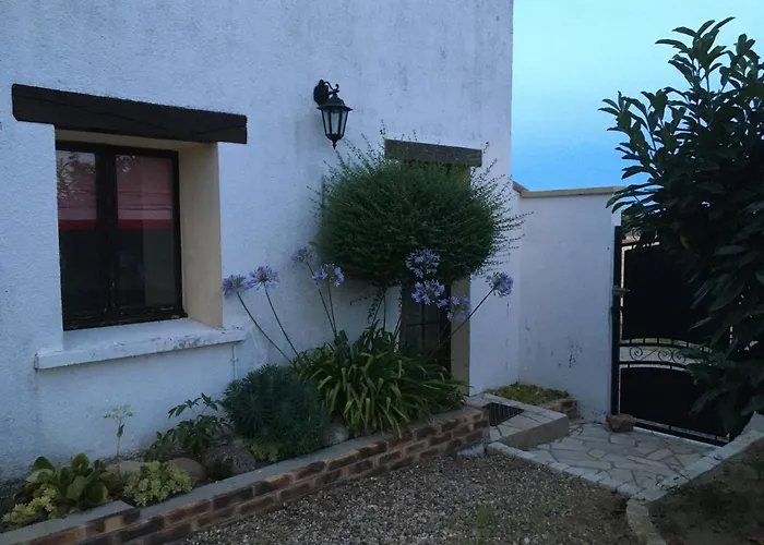 maison blanche piscine et petit déjeuner Châtellerault