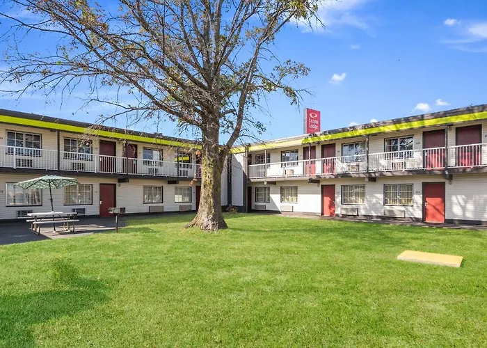Econo Lodge Inn & Suites