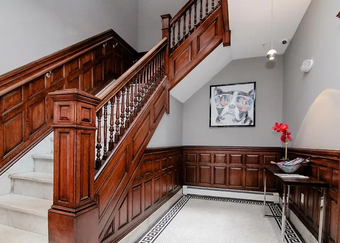 A Stylish Stay W/ A Queen Bed, Heated Floors.. #37 Brookline