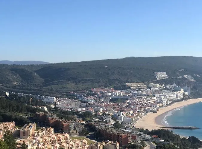 Cosy Room With Bathroom And Private Access Sesimbra