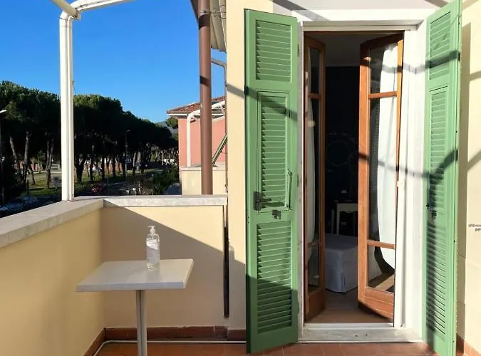 Elegante camera matrimoniale con balcone a 500 mt dal mare