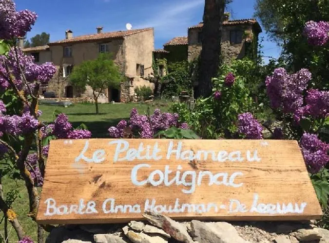 Aparthotel Domaine Le Petit Hameau à Cotignac