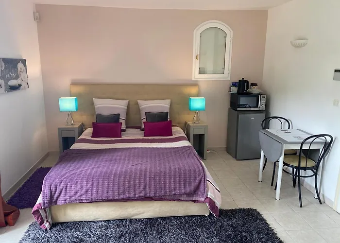 Chambre spacieuse indépendante dans villa plus parking privée