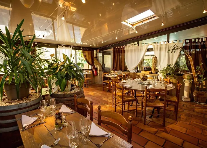 LOGIS HOTEL RESTAURANT L' Auberge d'Uzes