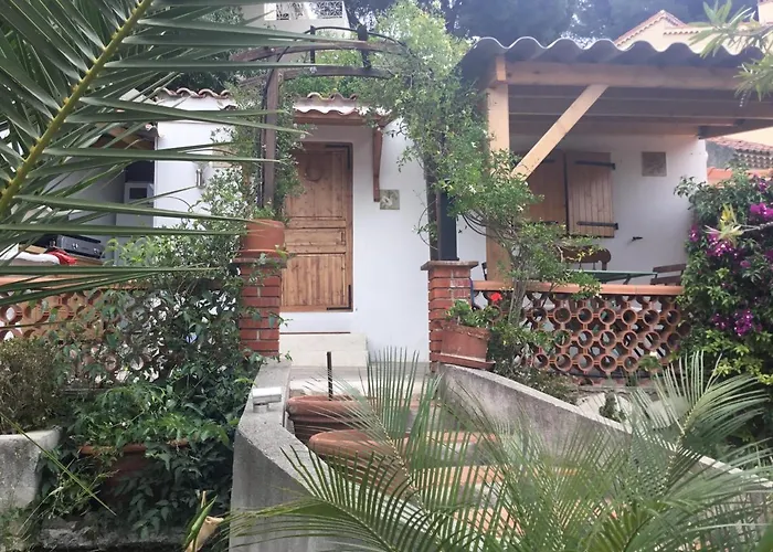 Hotel Le Train Sifflera Trois Fois à Toulon