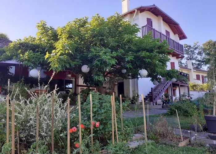 Au Bosquet, chambre et salle de bains avec petit déjeuner à 600 m du centre dans un cadre calme et verdoyant Salies-de-Béarn