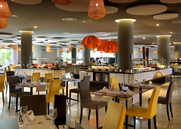 Grand Palladium White Island Resort & Spa Platja d'en Bossa