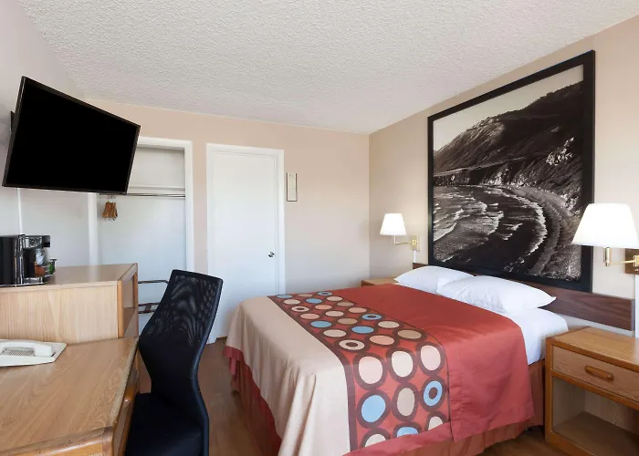 Super 8 By Wyndham Santa Barbara/Goleta Hotel