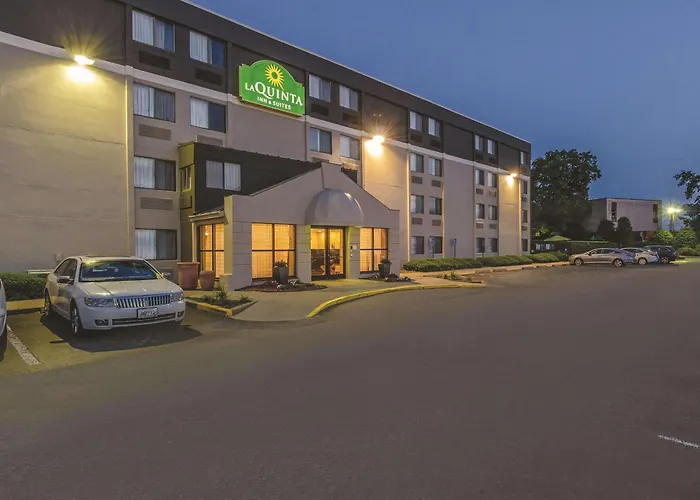 La Quinta By Wyndham Warwick Providence Airport Hotel