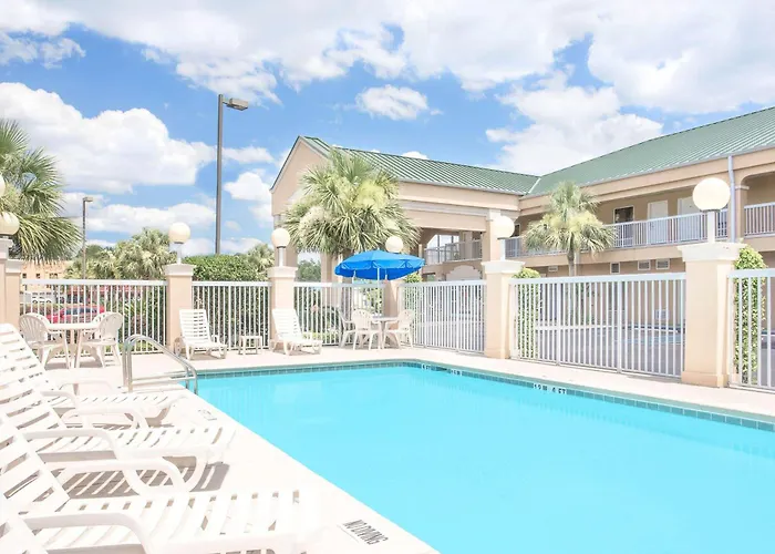 Baymont By Wyndham Crestview Motel