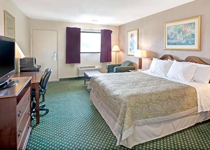 Super 8 By Wyndham Shelby Hotel