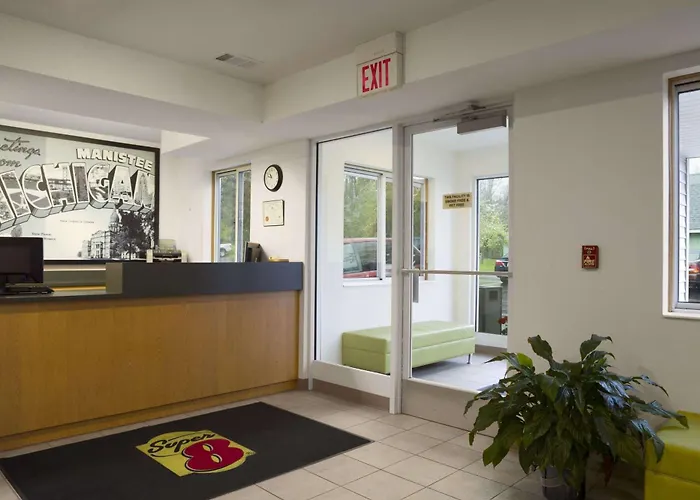 Super 8 By Wyndham Manistee Hotel