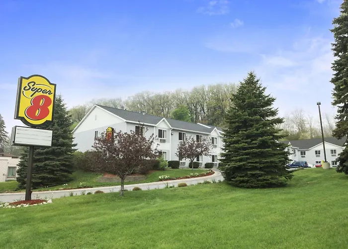 Super 8 By Wyndham Manistee Hotel