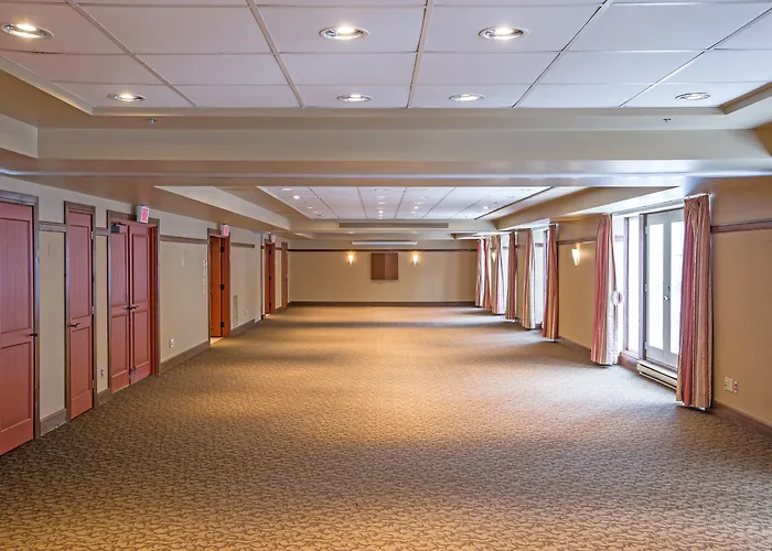 Holiday Inn Express & Suites Tremblant By Ihg Mont-Tremblant