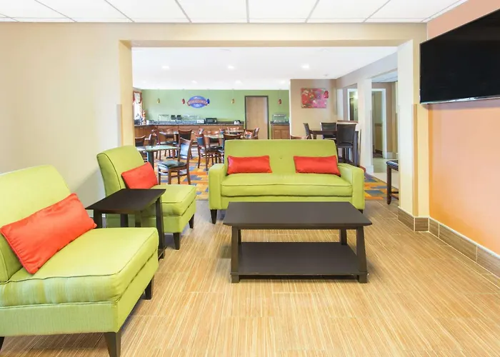 Baymont By Wyndham Waukesha Hotel
