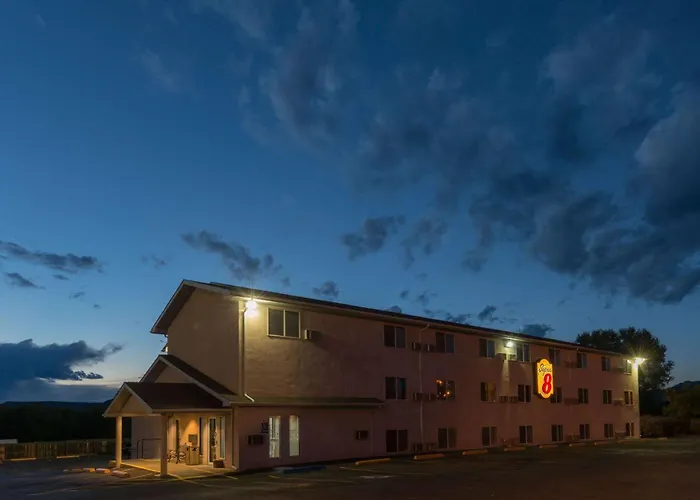 Super 8 By Wyndham Raton Hotel