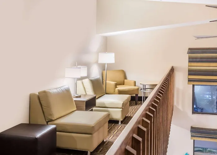 Super 8 By Wyndham Longmont/Twin Peaks Hotel