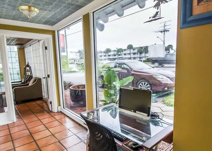 Econo Lodge Cocoa Beach - Near The Port